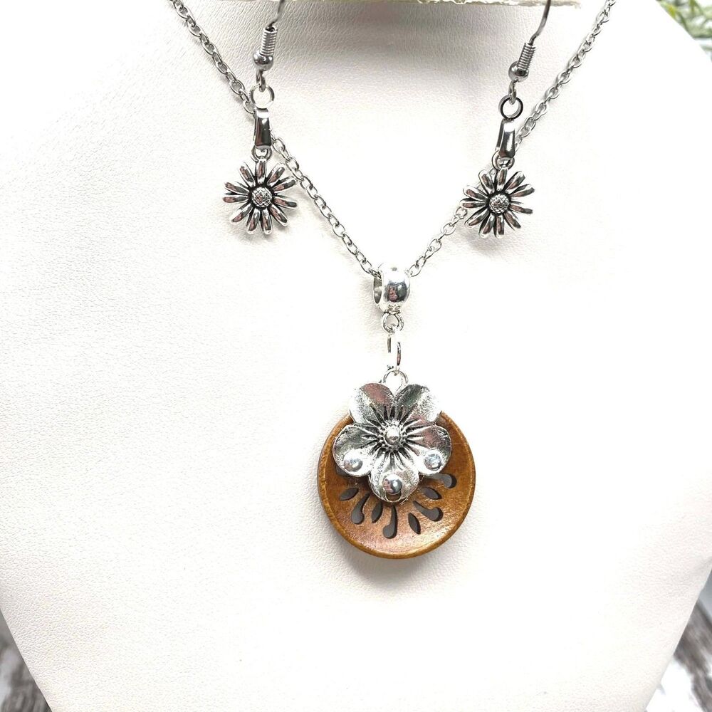 Handmade Flower Necklace & Earrings Set | Nature Inspired Jewelry - Picture 3 of 5